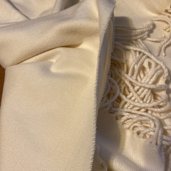 NWT lovely, soft fringed off-white scarf - Picture 4 of 4
